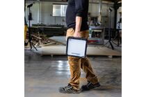 Scangrip Connect Vega Bouwlamp 4 Met een geïntegreerd handvat en statiefaansluiting, 4000lm, compatible met 18V accu's LED IP54 6500k Wit Kunststof 40w 12-18v 1st 280x289x103mm 